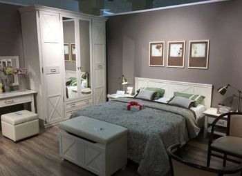 Мебельный салон / шпон, дерево, камень 