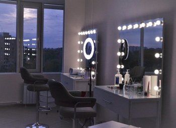 Студия бровиста в центре города.