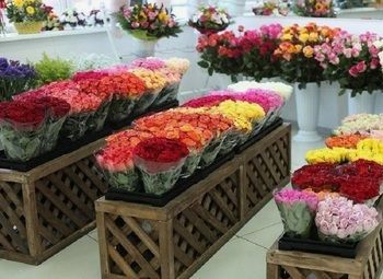 Фото Цветочный магазин на входе в торговый комплекс/центр города