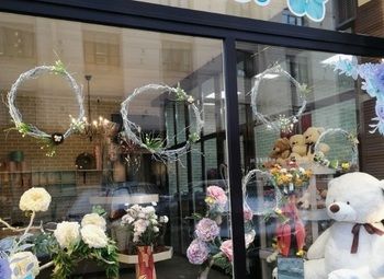 Фото 2 Цветочный магазин на входе в торговый комплекс/центр города