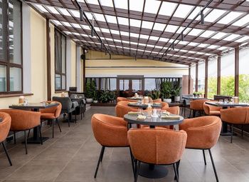 Ресторан с уютной террасой 