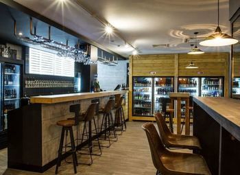 Бар в историческом центре города / Более 100 сортов крафта