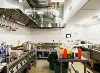 Кафе-бистро в центре города / Улучшенная версия западного аналога