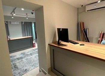 Цветочный магазин на первой линии в окружении БЦ