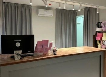 Цветочный магазин на первой линии в окружении БЦ