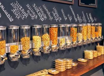 Пивной магазин с посадочными местами. Проходное место