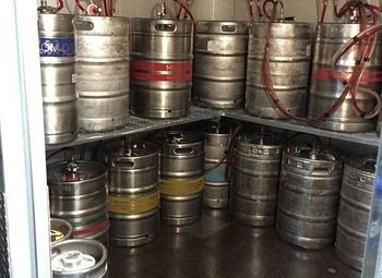 Пивной магазин с посадочными местами. Проходное место