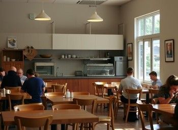 Столовая у дороги с вытяжкой и местом под терассу