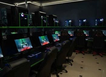 Компьютерный клуб в центре города