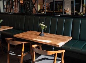 Паб в современном жилом комплексе.