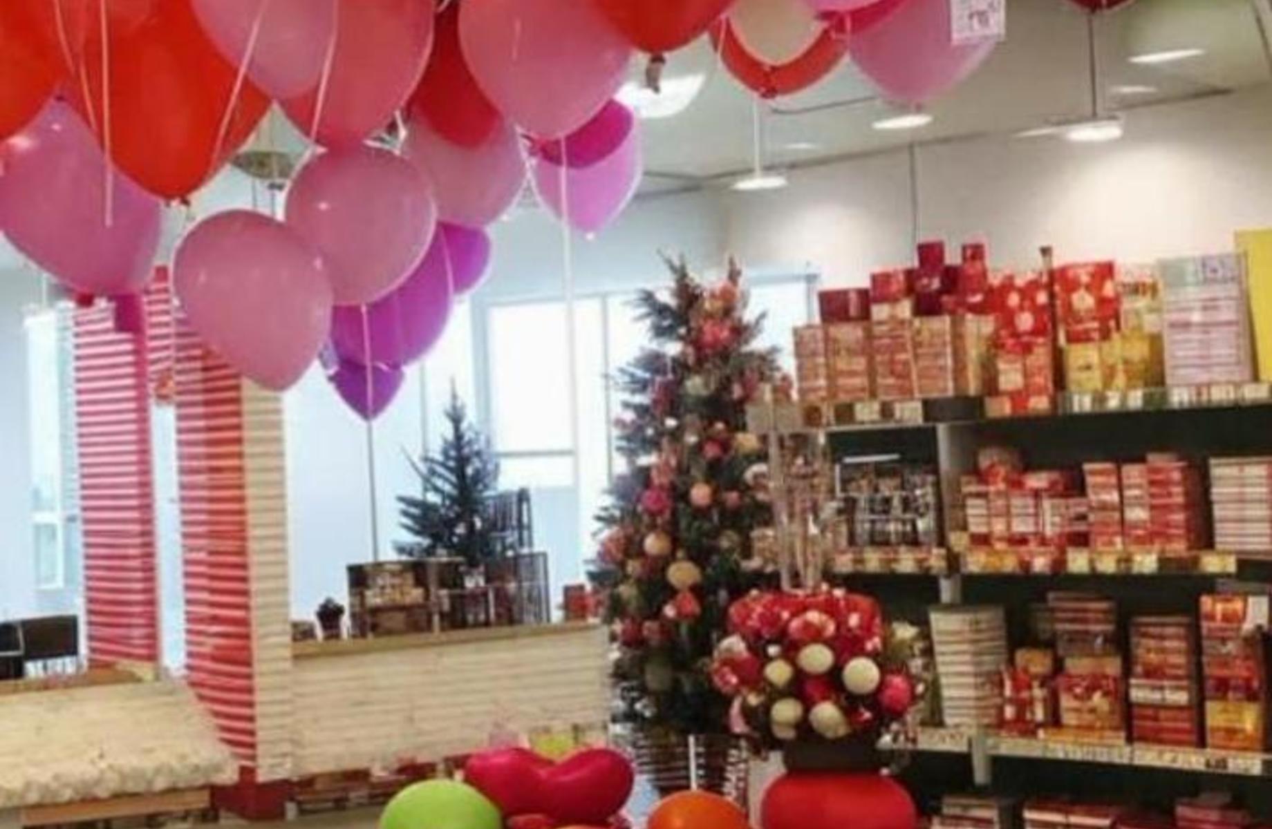 Островок с товарами для праздника