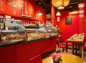 Азиатское кафе в центре города/ с большим потоком гостей