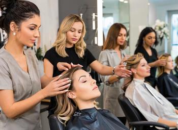 Действующий салон красоты в центре с персоналом и прибылью