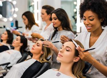 Действующий салон красоты в центре с персоналом и прибылью