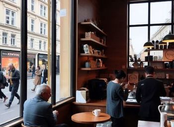 Кафе в центре города с посадочными местами / Высокий поток посетителей