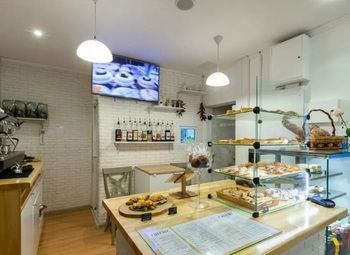 Фото Кафе с панорамными окнами у метро
