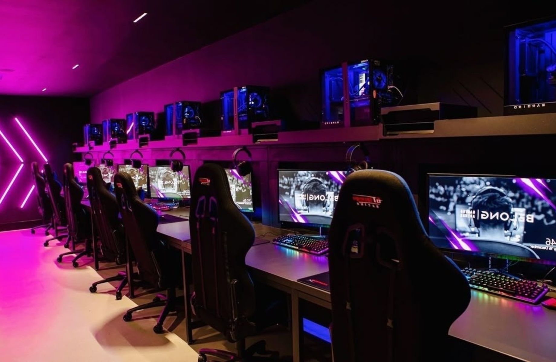 Компьютерный клуб с лаундж-зоной и кухней