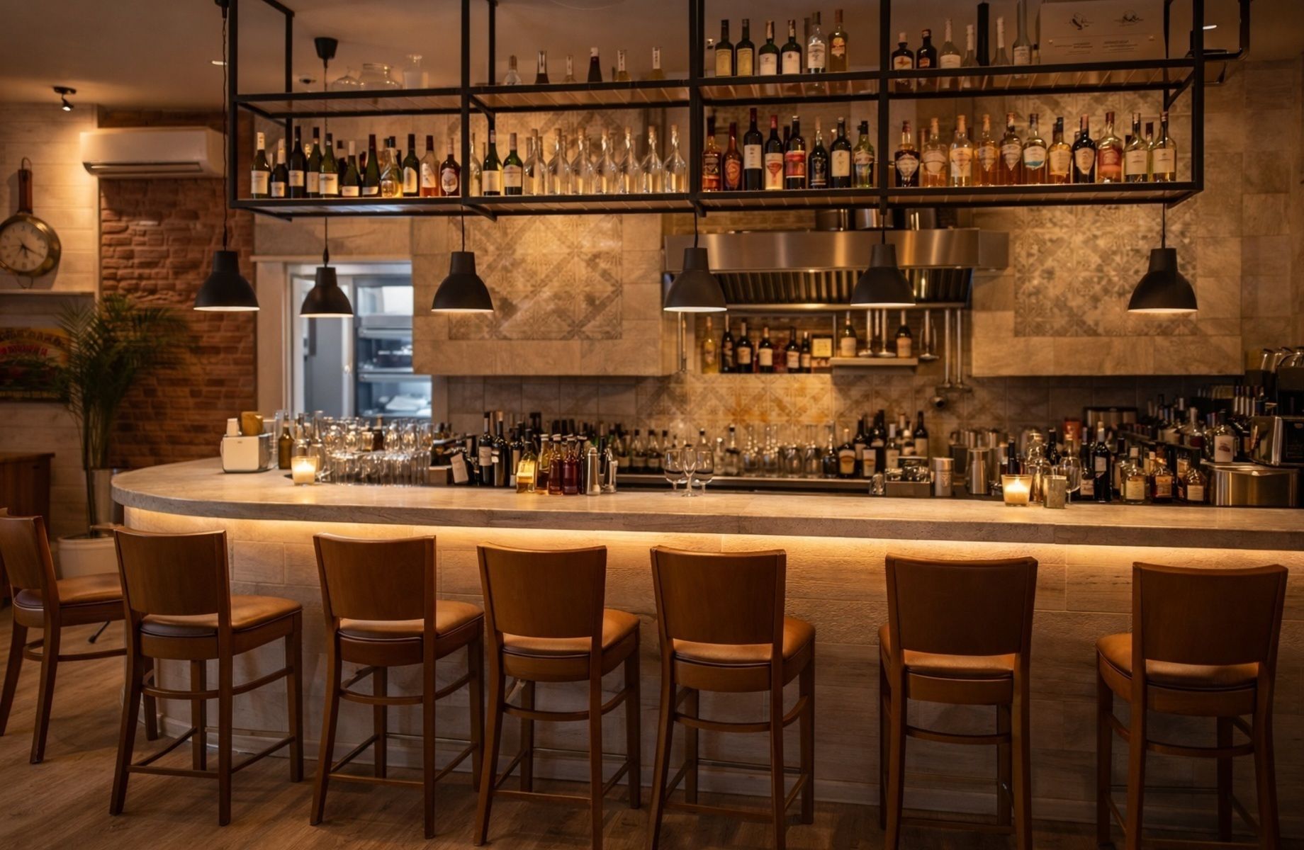 Ресторан / кафе на первой линии у метро