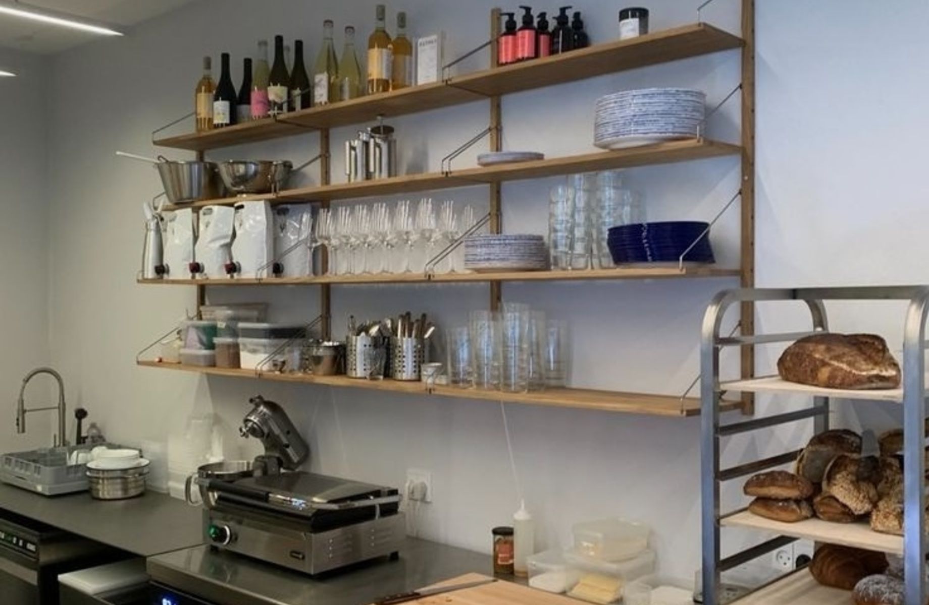 Прибыльная кофейня с посадочными местами и собственной кофемашиной