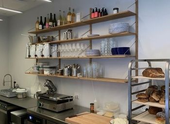 Прибыльная кофейня с посадочными местами и собственной кофемашиной