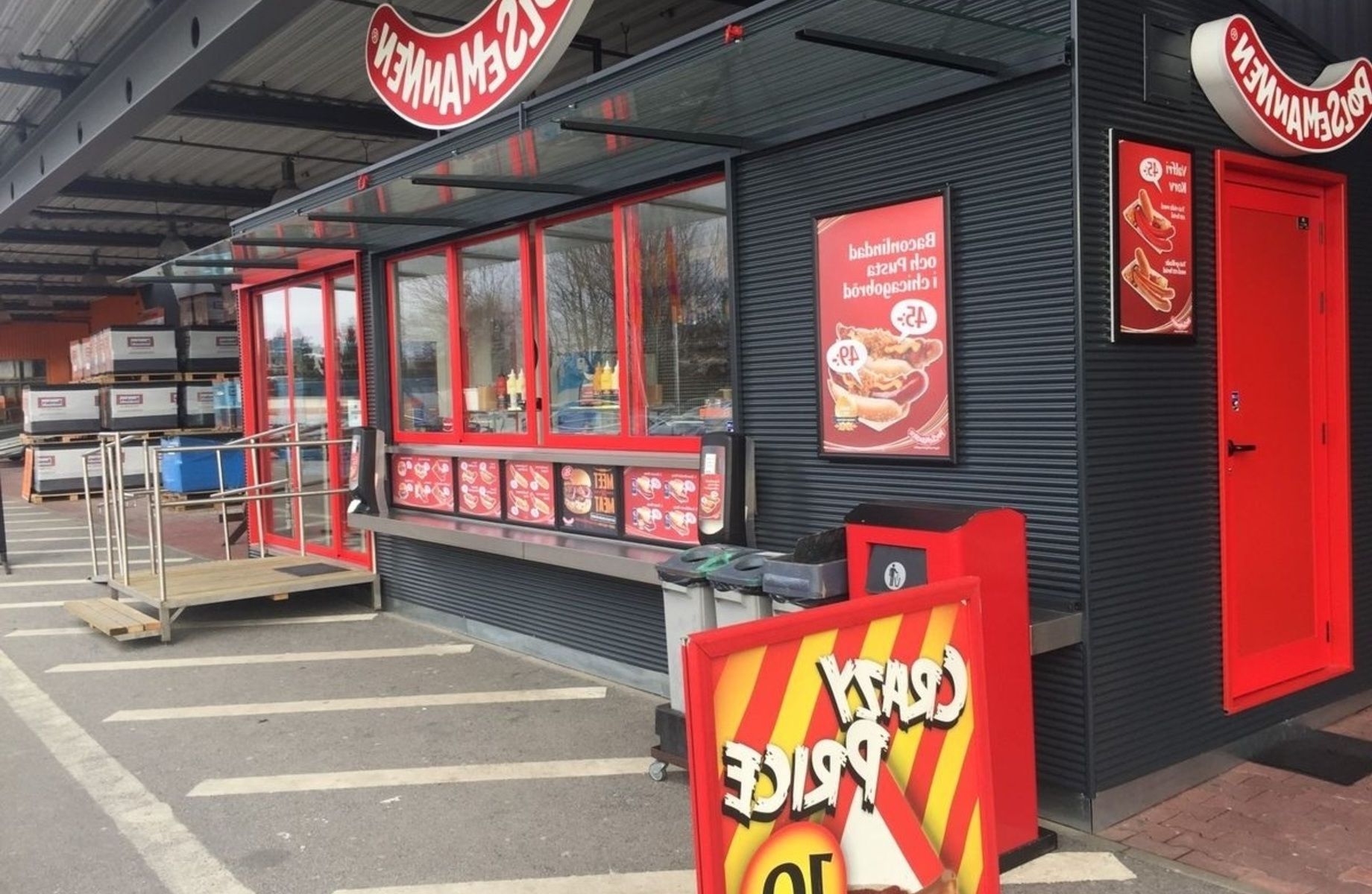 Павильон стритфуда на парковке у входа в торговый центр