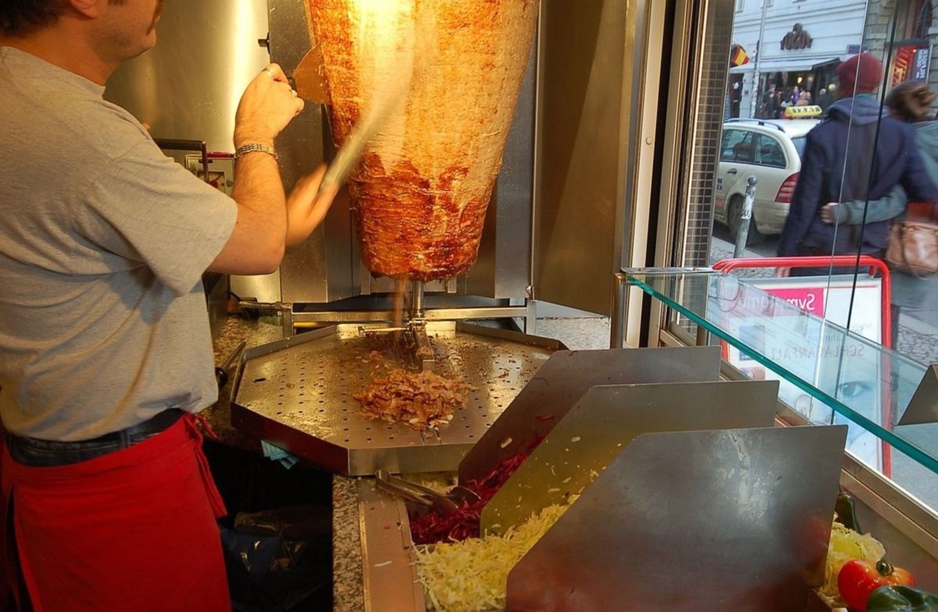 Павильон стритфуда на парковке у входа в торговый центр