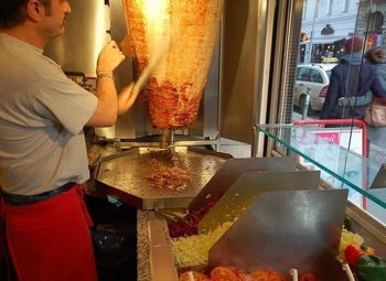 Фото 1 Павильон стритфуда на парковке у входа в торговый центр