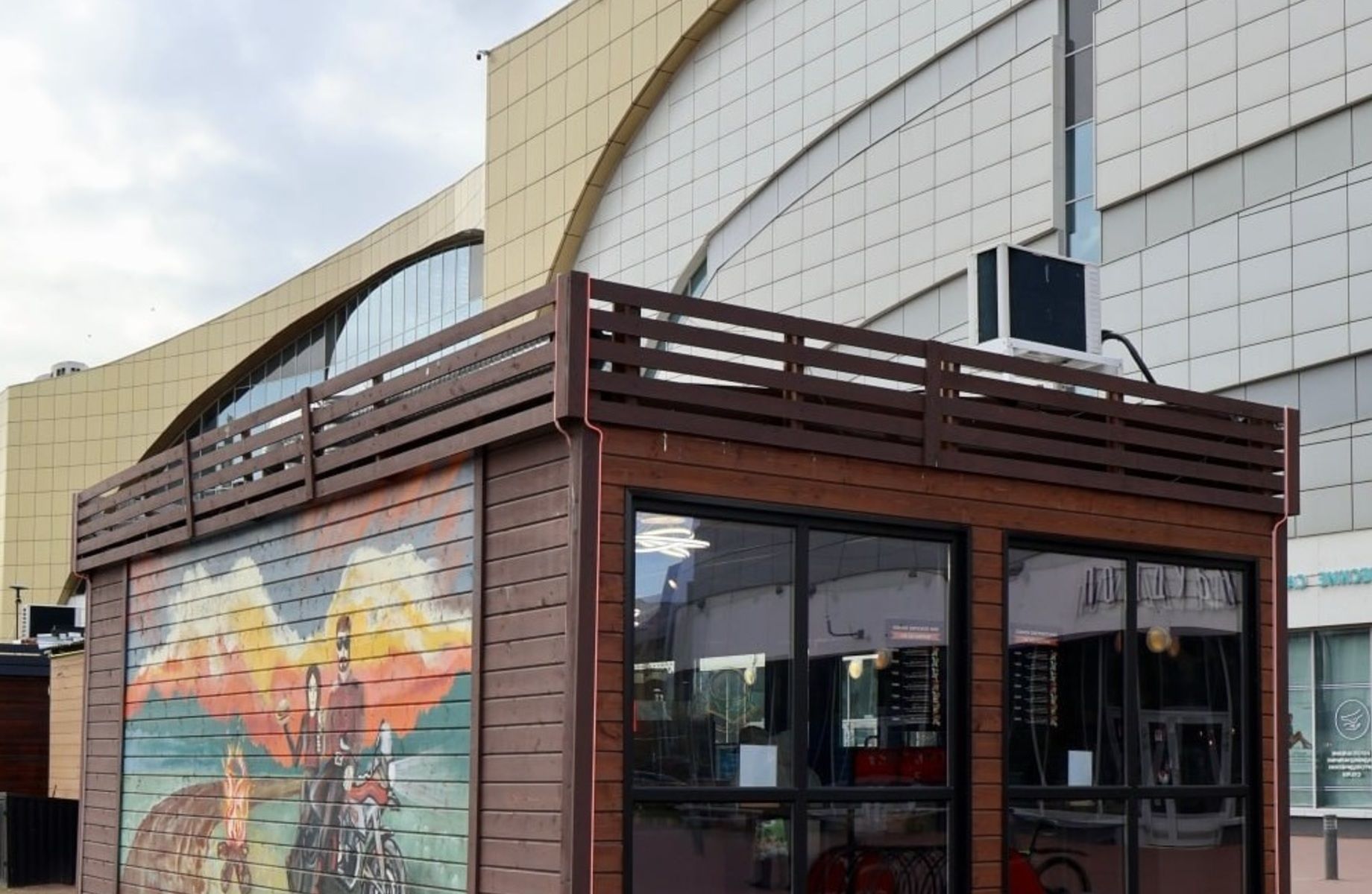 Павильон стритфуда на парковке у входа в торговый центр