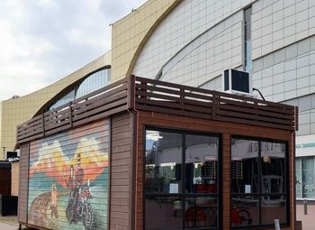 Павильон стритфуда на парковке у входа в торговый центр