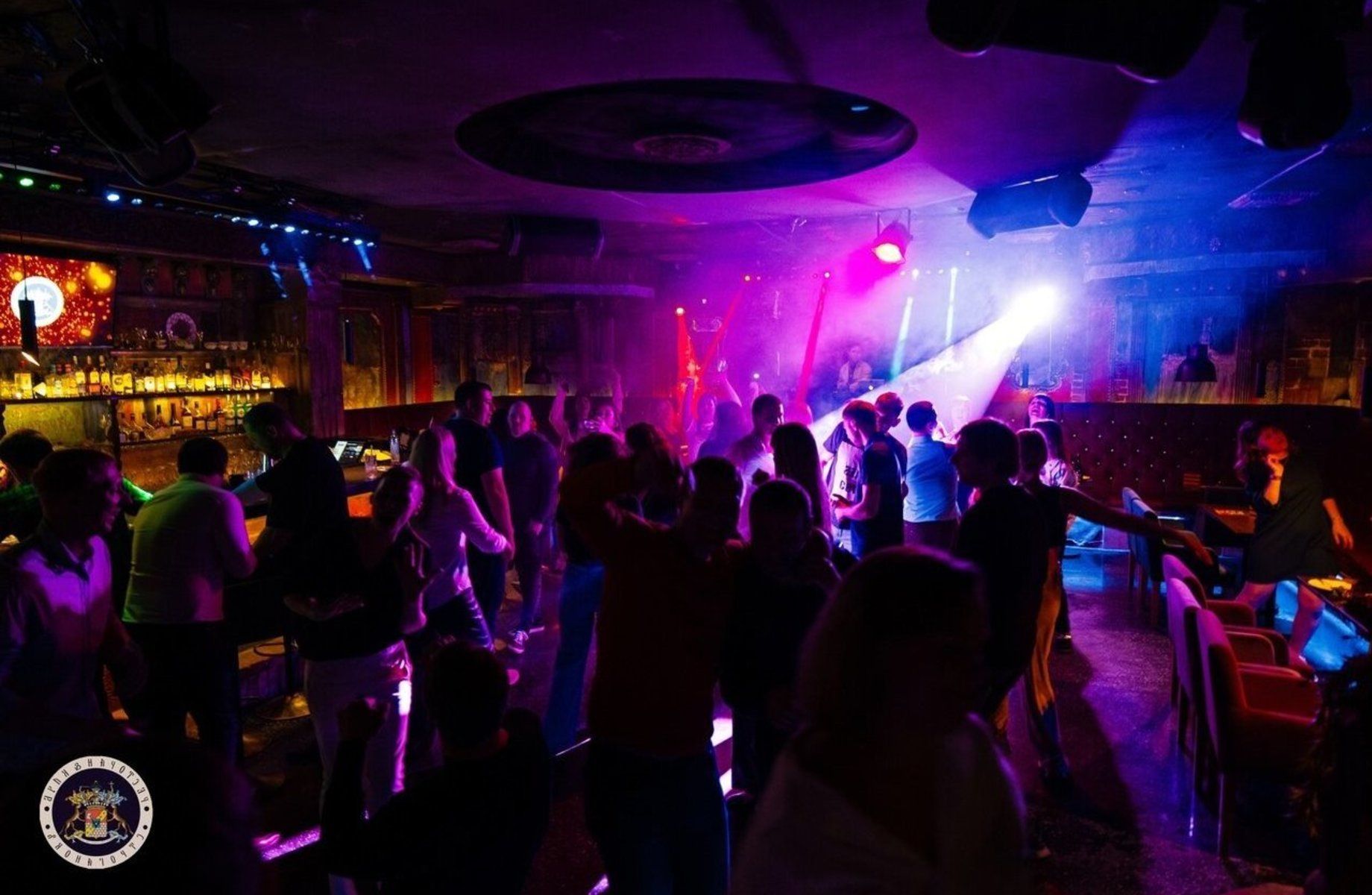 Успешный ночной клуб. Бар. Ресторан. Караоке