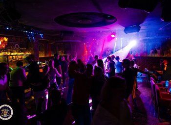 Успешный ночной клуб. Бар. Ресторан. Караоке