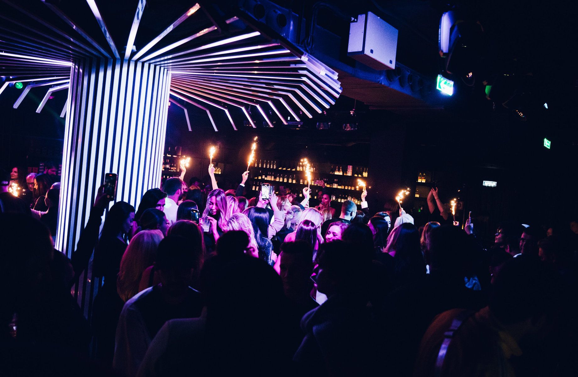 Успешный ночной клуб. Бар. Ресторан. Караоке