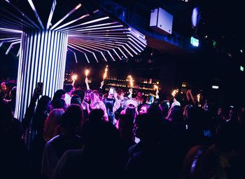 Успешный ночной клуб. Бар. Ресторан. Караоке