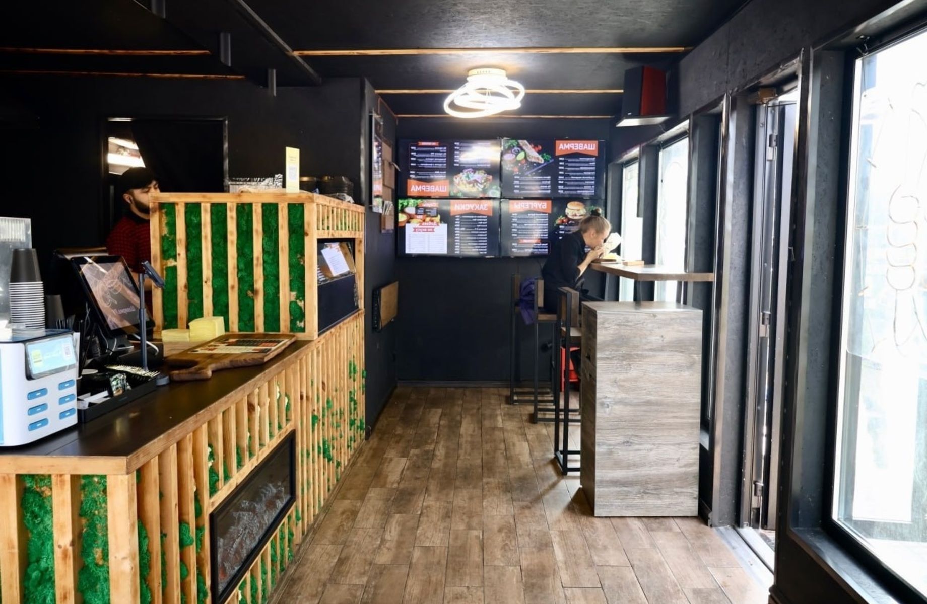 Павильон стритфуда на парковке у входа в торговый центр