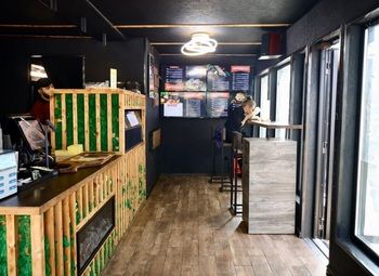 Фото 2 Павильон стритфуда на парковке у входа в торговый центр