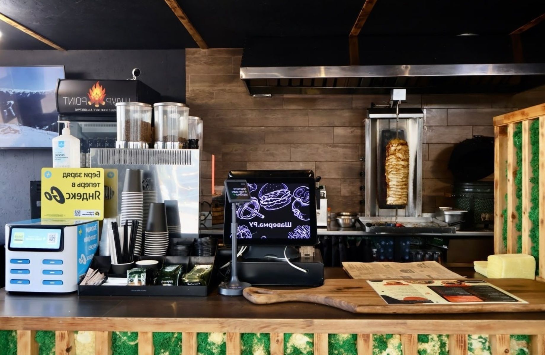 Павильон стритфуда на парковке у входа в торговый центр