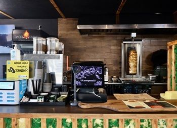 Павильон стритфуда на парковке у входа в торговый центр