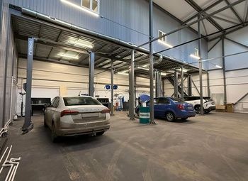 Автосервис с новыми ремонтом и подъёмниками / 400 м2