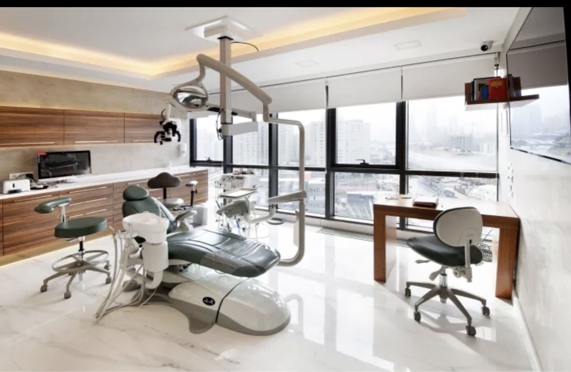 Упакованная красивая стоматология. 3 кабинета