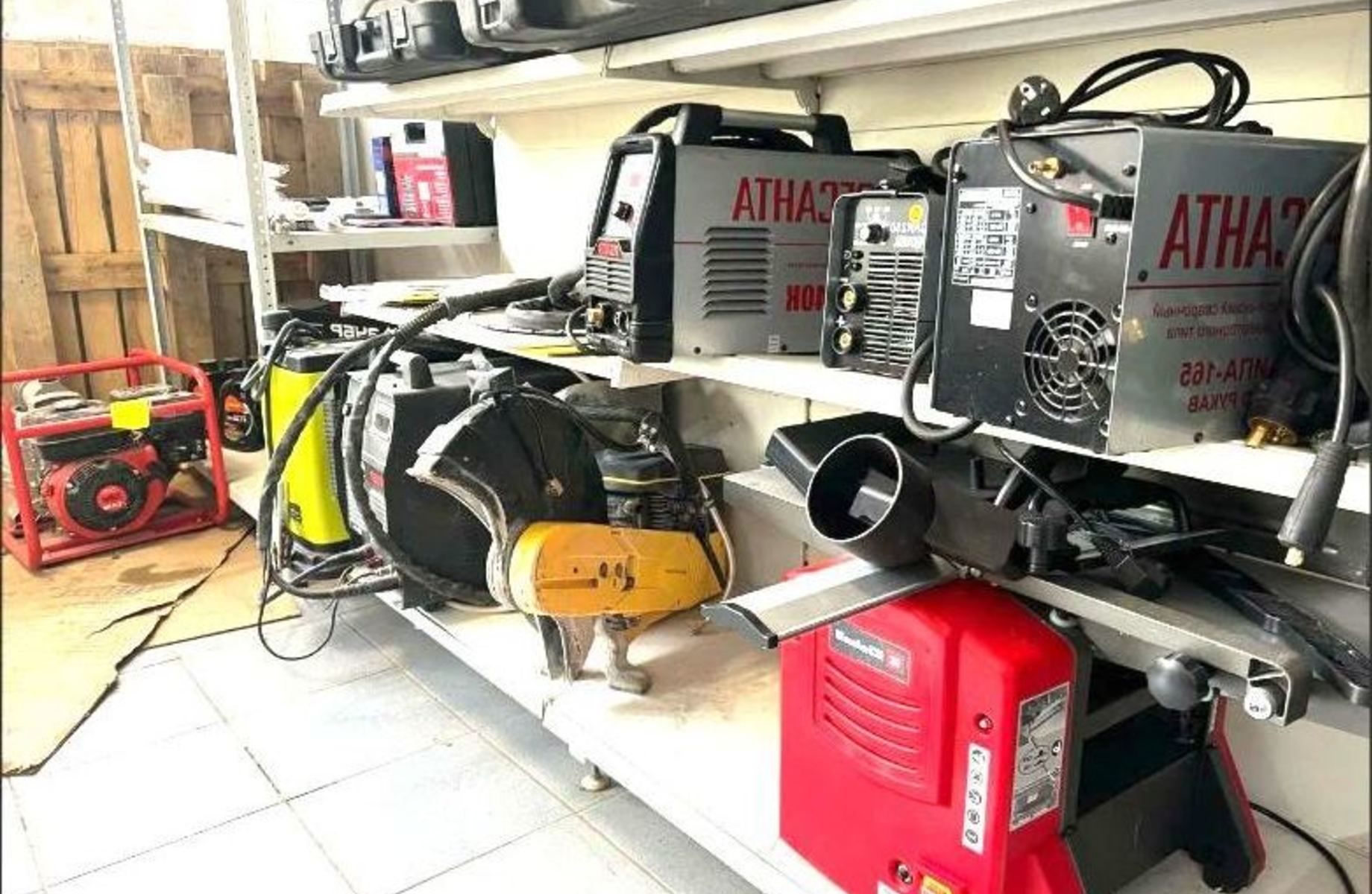 Пункт выдачи инструмента под брендом YouTool