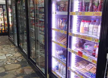 Продуктовый магазин с большим товарным остатком