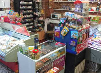 Продуктовый магазин с большим товарным остатком