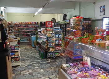 Продуктовый магазин с большим товарным остатком