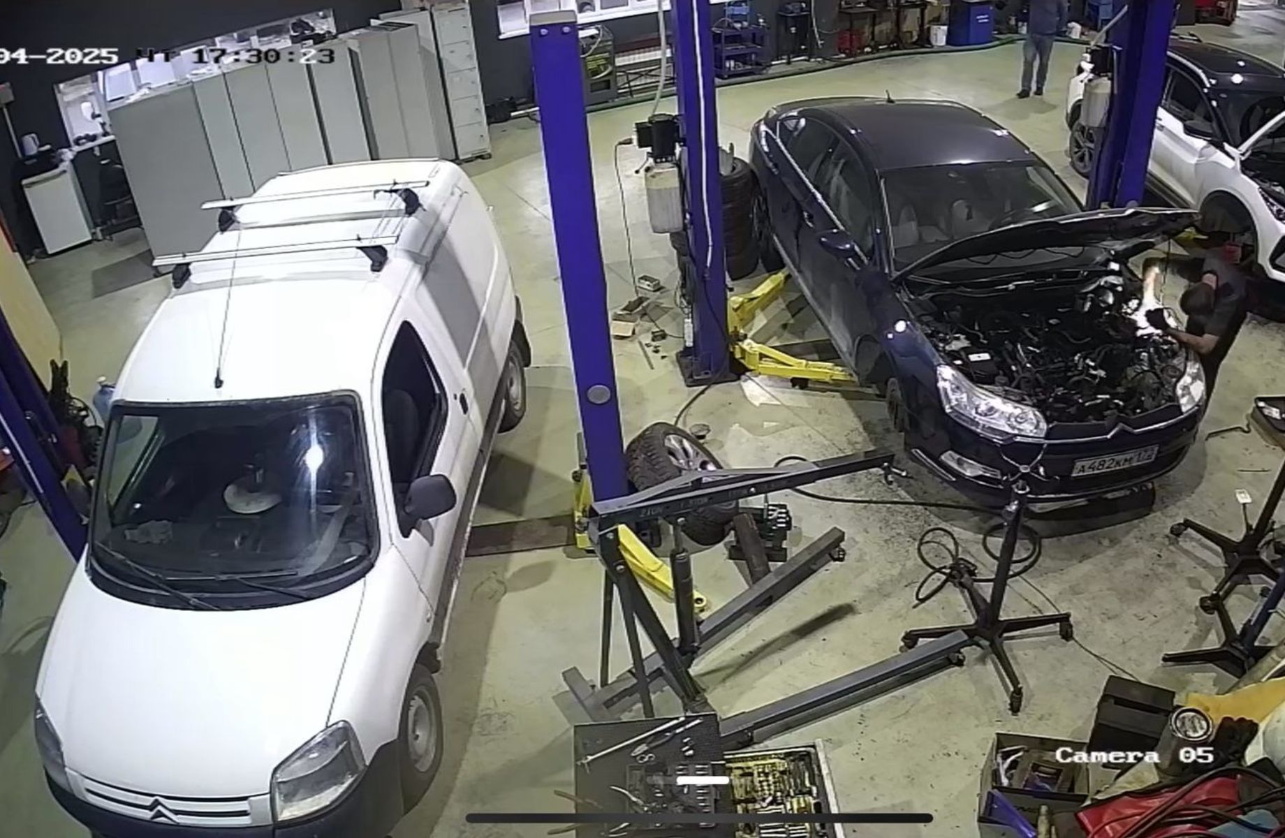 Сеть из 2 автосервисов с управляющим. Прибыль 600 000