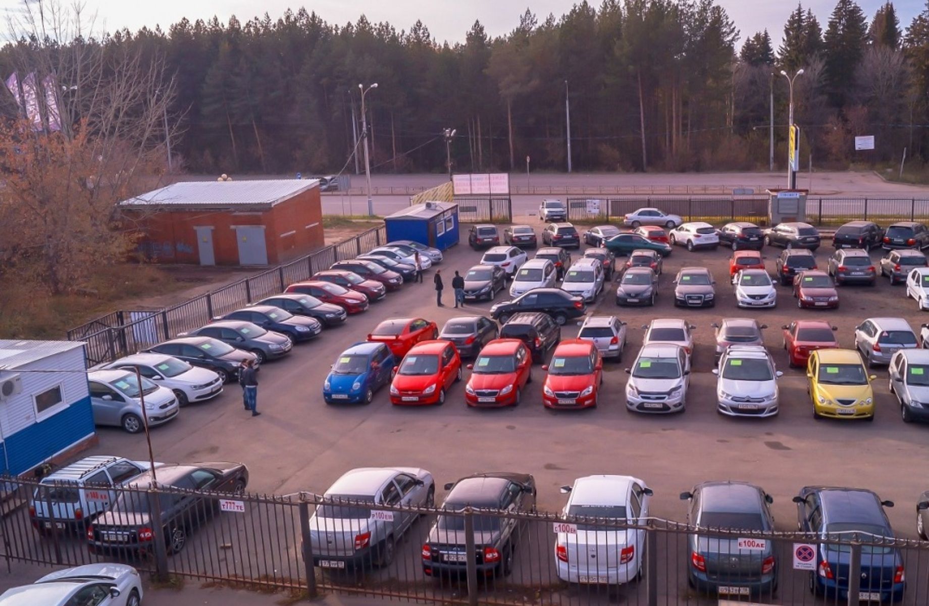 Автостоянка в спальном районе