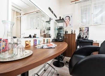 Фото Салон 140 м² с 5 кабинетами в центре города