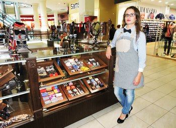 Проходимый островок аксессуаров в торговом центре