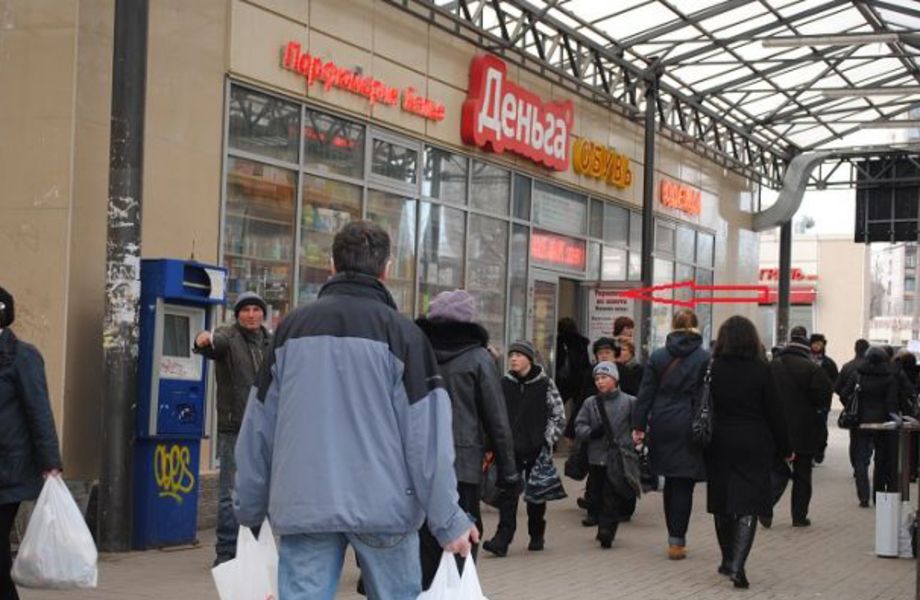 Магазин напротив метро (Огромный пешеходный трафик)