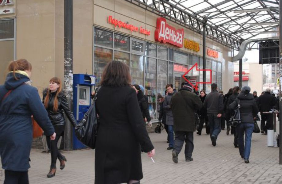 Магазин напротив метро (Огромный пешеходный трафик)