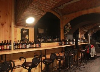 Бар с Большой Площадью в Центре Города